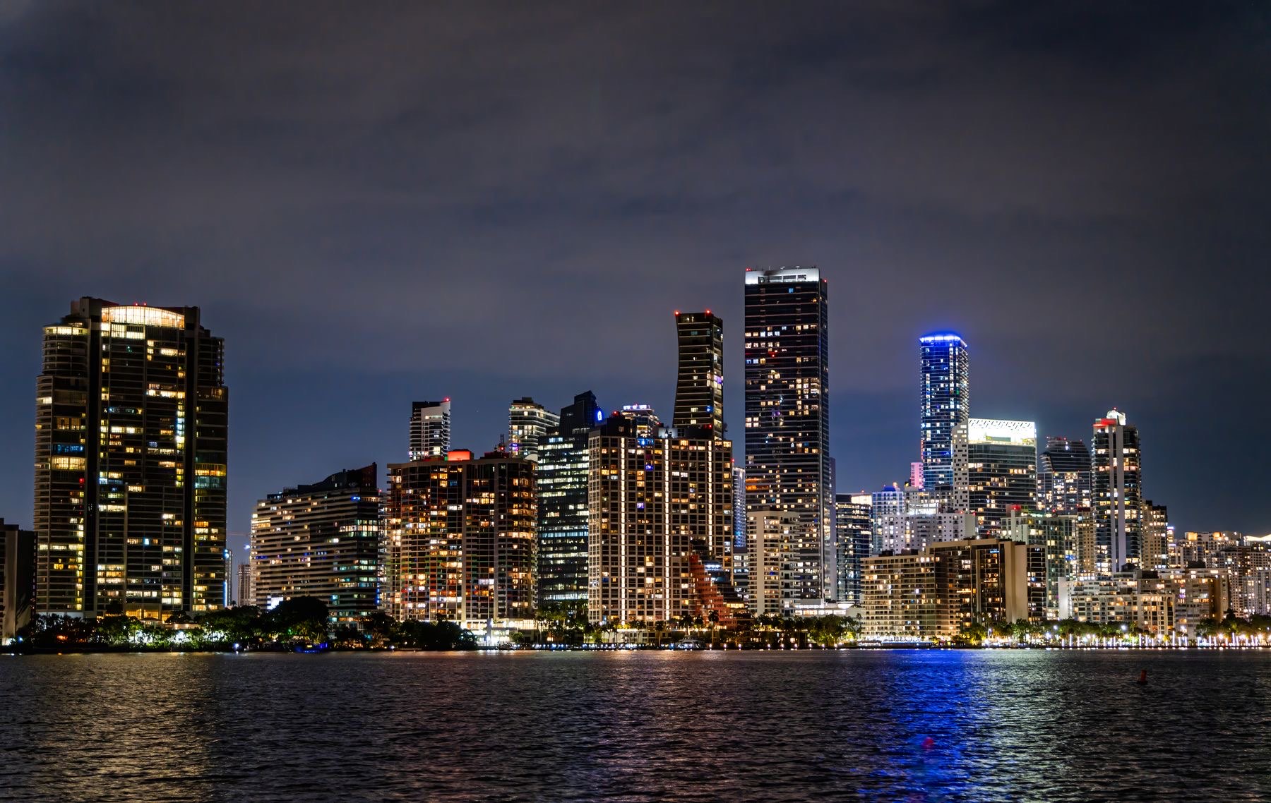 Skyline nocturno de Miami iluminado frente al agua