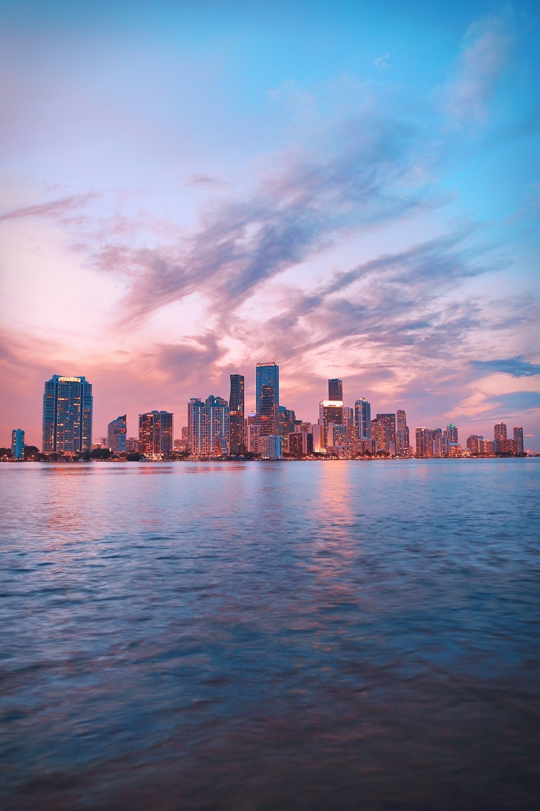 Skyline de Miami al atardecer sobre Biscayne Bay